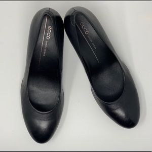 ❌PRICE DROP❌ Ecco Round Pumps sz 40